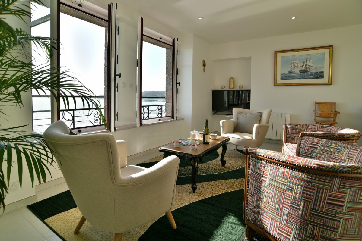 Pièce de vie très lumineuse vue mer, avec coin cuisine, coin salon et coin séjour (appartement au 1er étage en front de mer au Port de la Houle à Cancale)