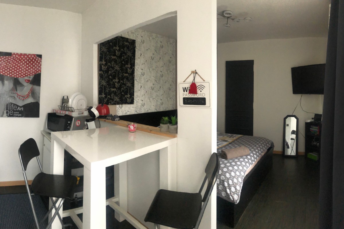Coin repas avec microondes, senseo, mini frigo bar, vaisselle.