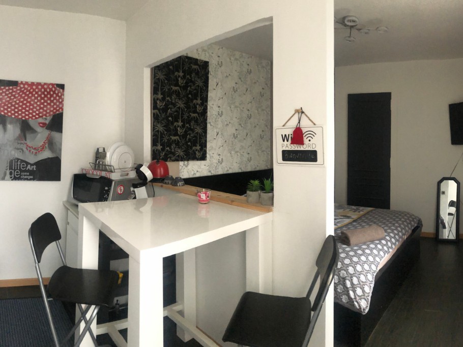 Coin repas avec microondes, senseo, mini frigo bar, vaisselle.