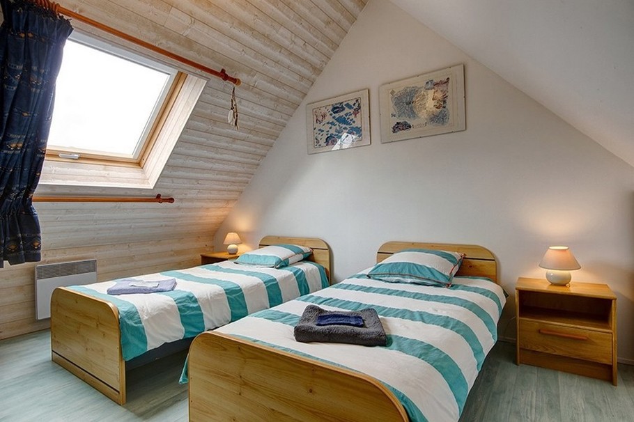 une chambre joliment décorée, avec 2 lits simples 90x190