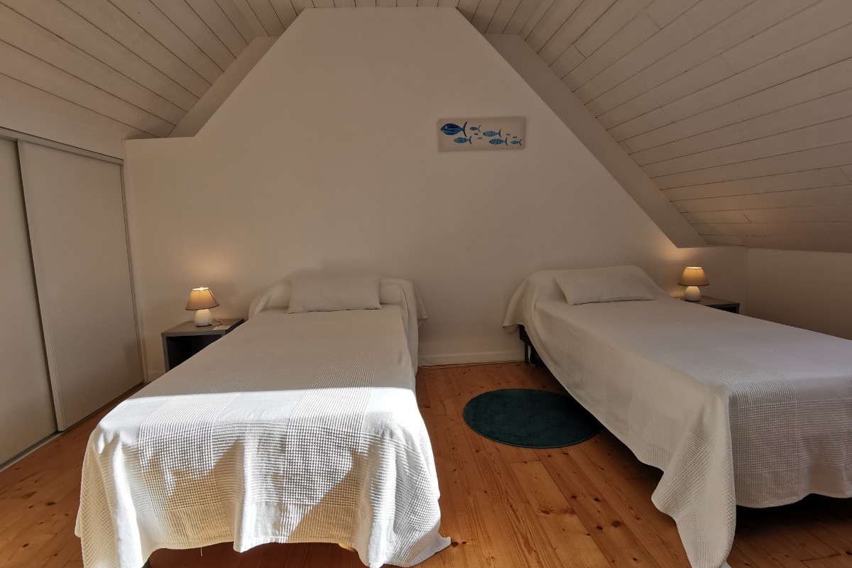 Chambre 2 à l'étage avec 2 lits 90 et placard penderie