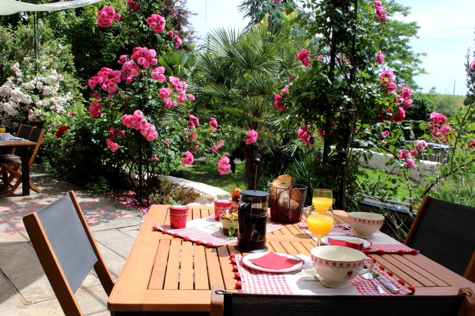Petit déjeuner sur la terrasse