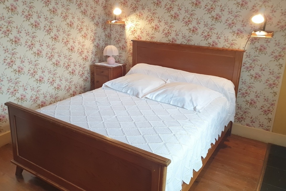 2ème chambre avec lit double + lavabo et armoire