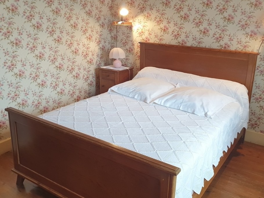 2ème chambre avec lit double + lavabo et armoire