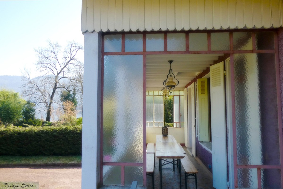 Loggia devant la cuisine (communique avec le séjour via le balcon)