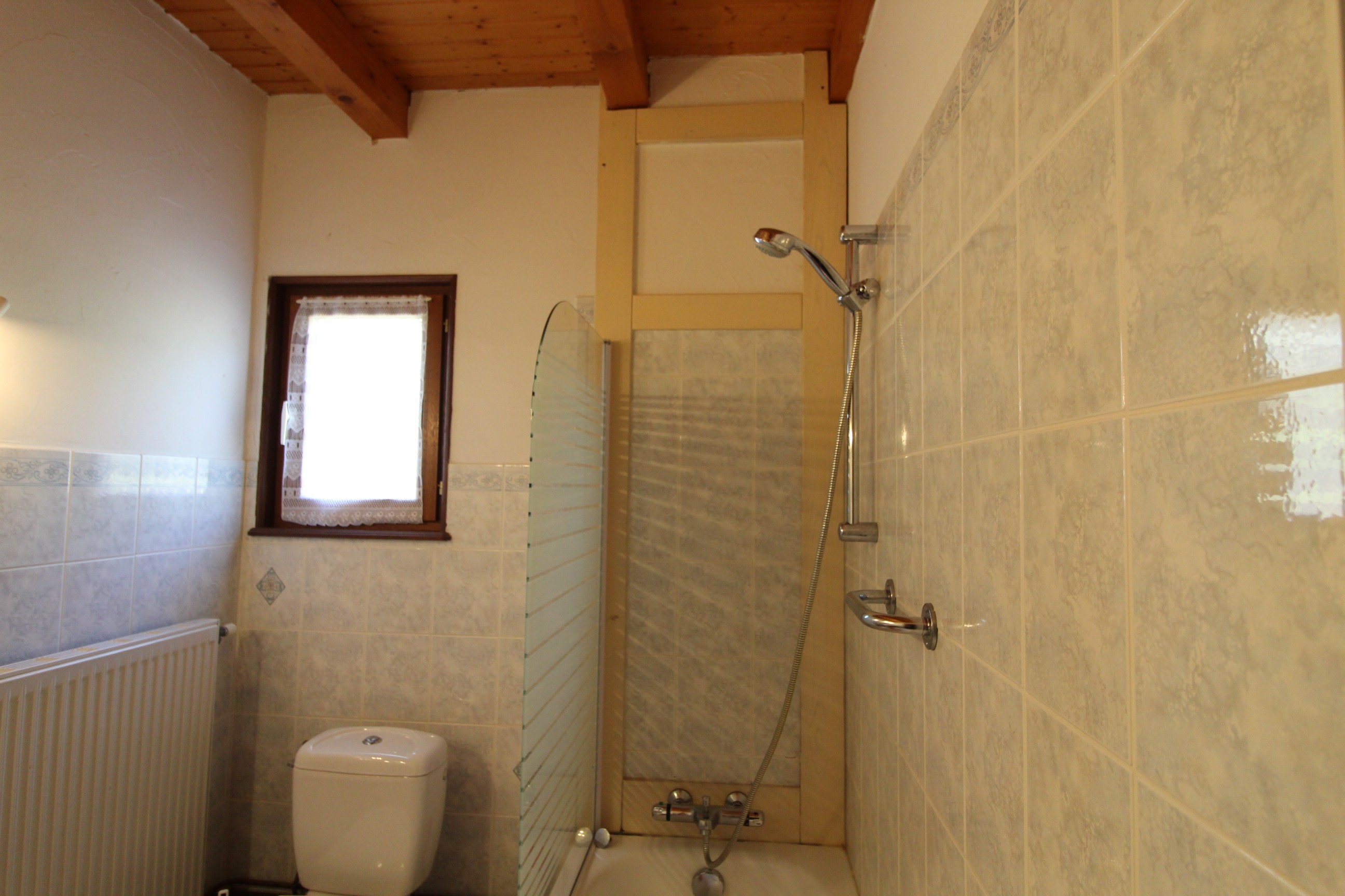 Salle d'eau accessible depuis la chambre - La 2 CV Verte