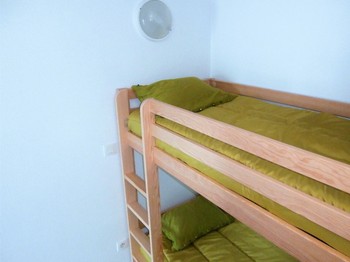 le coin cabine avec ses 2 lits superposés sur mesure