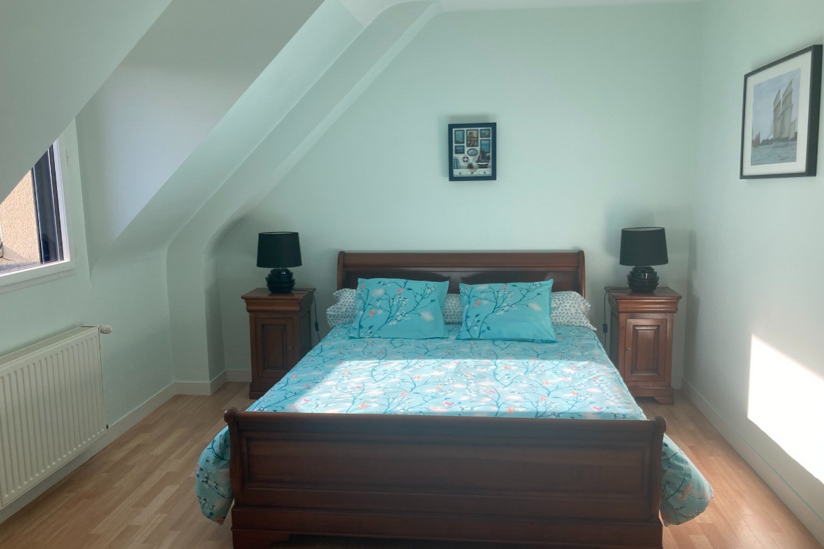 Grande chambre avec lit de 160 plus télé écran plat.