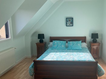 Grande chambre avec lit de 160 plus télé écran plat.