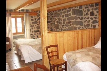 Nid au creux des pierres : chambre située au 1er étage et pouvant accueillir jusqu'à
4 personnes.