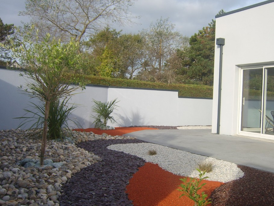 jardin minéral devant la piscine