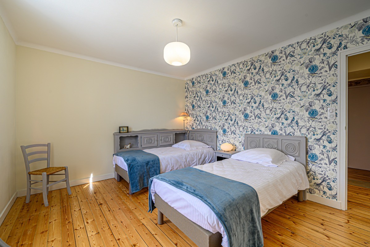 chambre bleu avec 2 lits de 90