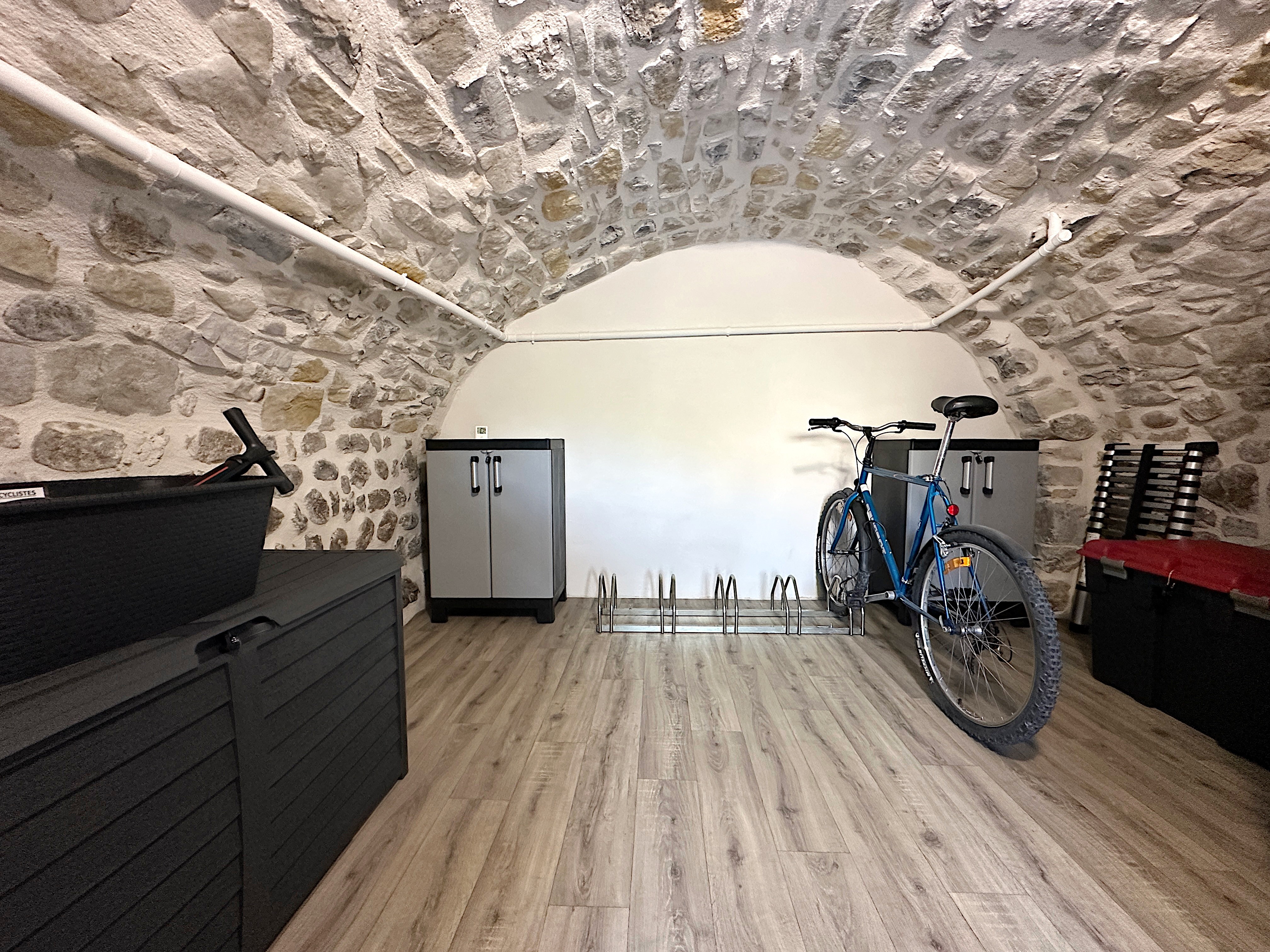 Local fermé pour stocker vos vélos. A disposition, une pompe et un kit de réparation de chambre à air.