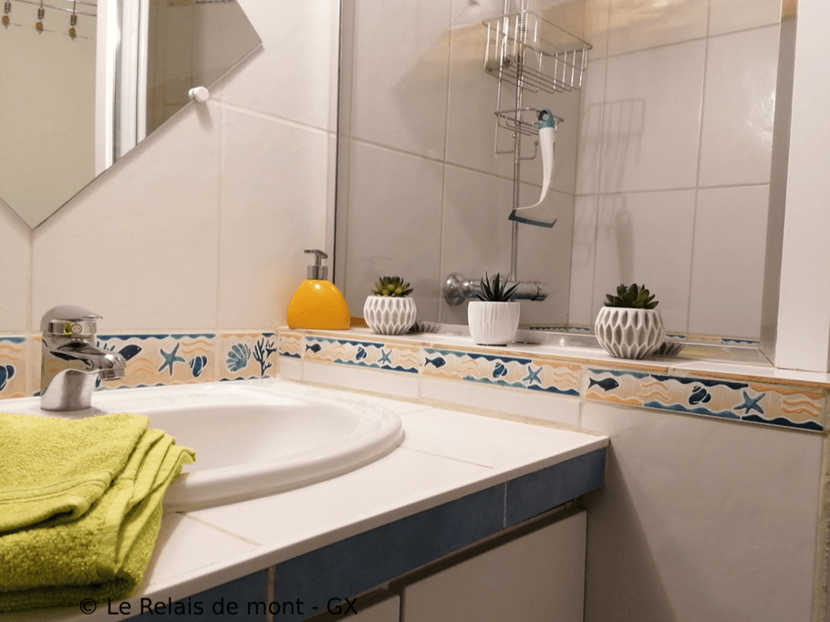 Espace de travail ou de lecture avec wifi gratuite.