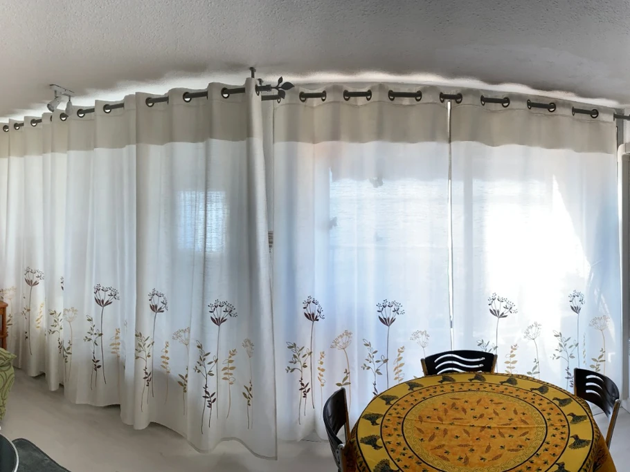 coin chambre et loggia fermés par grands panneaux rideaux