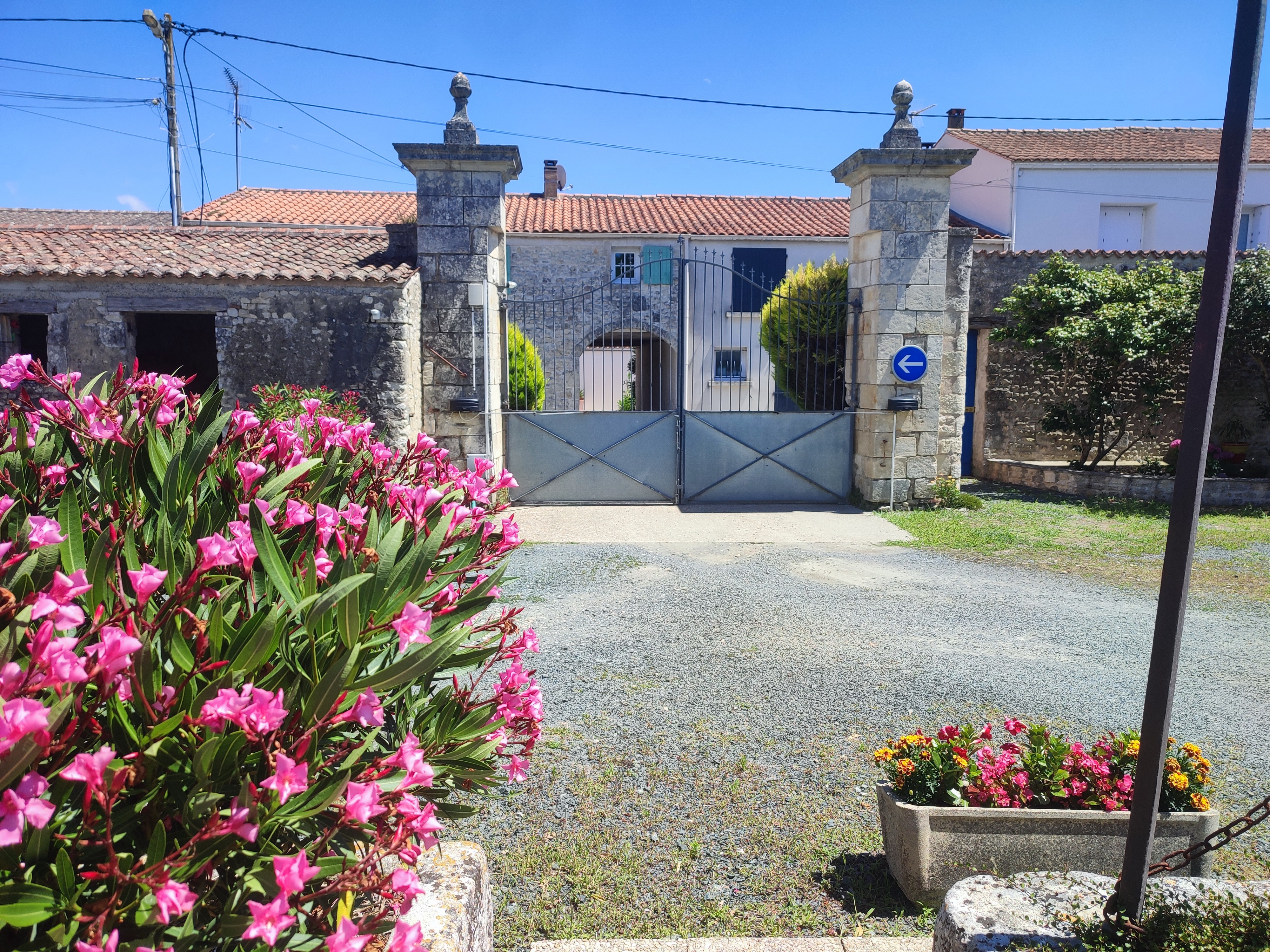 Portail d'entrée qui sécurise la cour