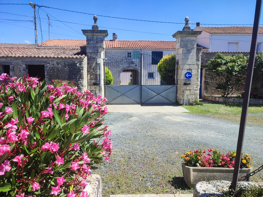 Portail d'entrée qui sécurise la cour