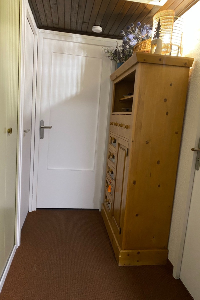 Entrée : salle de bain à droite, chambre à gauche et salon en face.