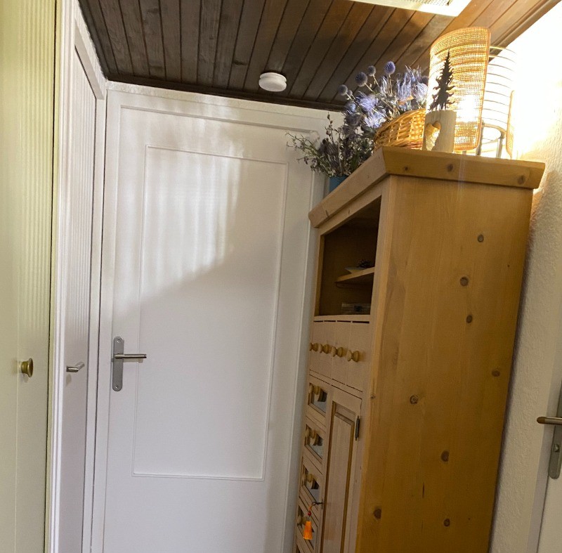 Entrée : salle de bain à droite, chambre à gauche et salon en face.