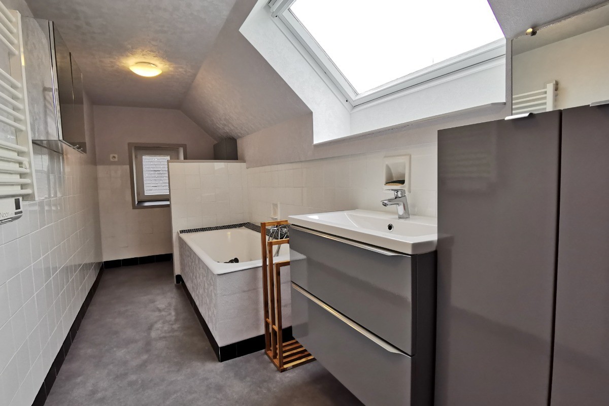 Etage: salle de bain avec WC
