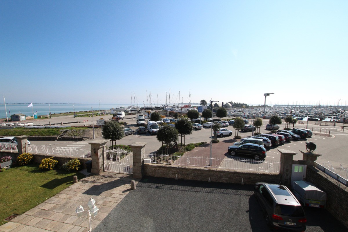 Gîte du Château - Entrée, parking, vue mer