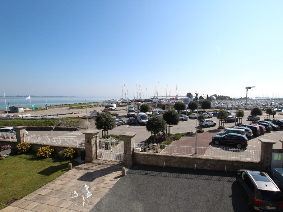Gîte du Château - Entrée, parking, vue mer