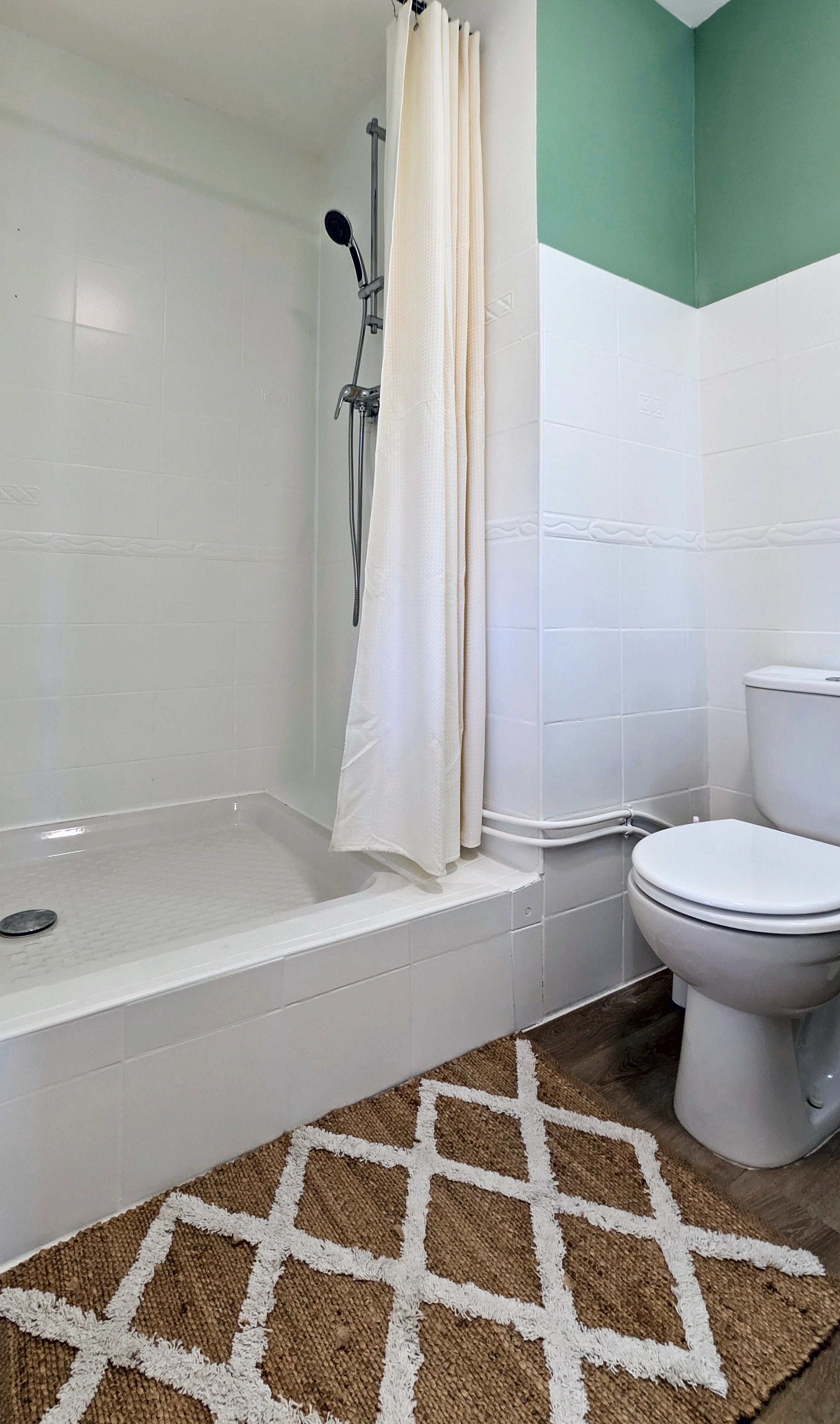 Le Nid – Holiday cottage, sleeps 3, Beaumont-du-Lac, Haute-Vienne: The bathroom