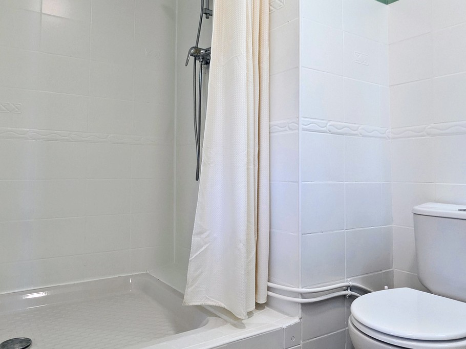 Le Nid – Holiday cottage, sleeps 3, Beaumont-du-Lac, Haute-Vienne: The bathroom