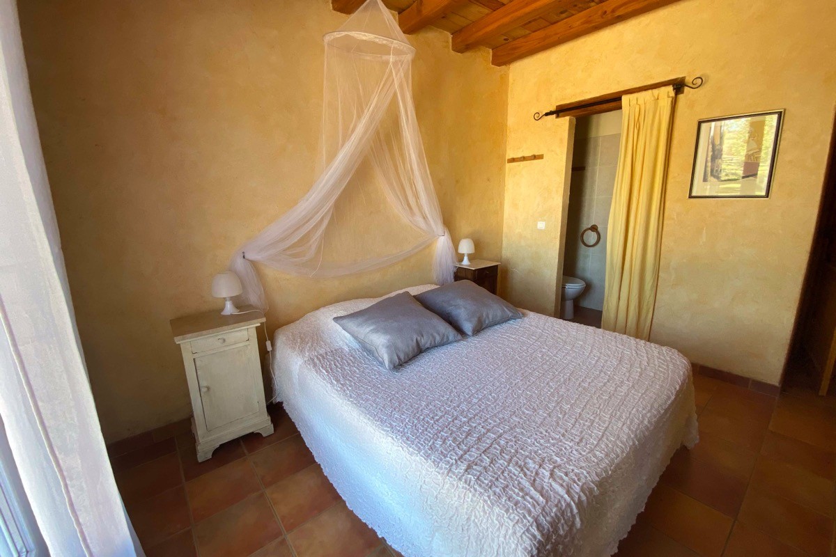 Chambre avec lit de 160 cm et salle de bain avec WC, douche et lavabo
