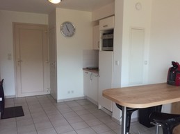 Coin cuisine avec lave-vaisselle, Four micro-ondes combiné, frigo, plaque de cuisson