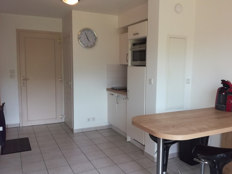 Coin cuisine avec lave-vaisselle, Four micro-ondes combiné, frigo, plaque de cuisson