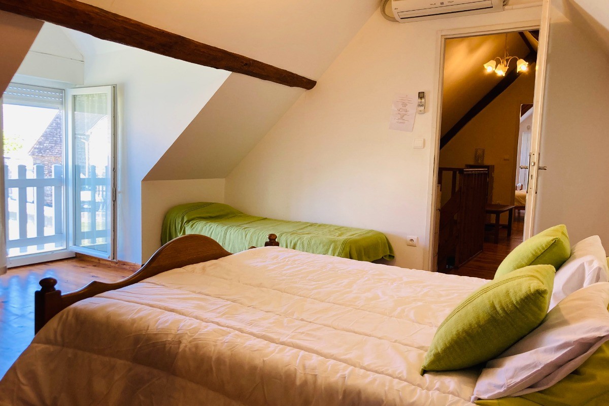 Etage - Chambre avec un lit double et un lit simple