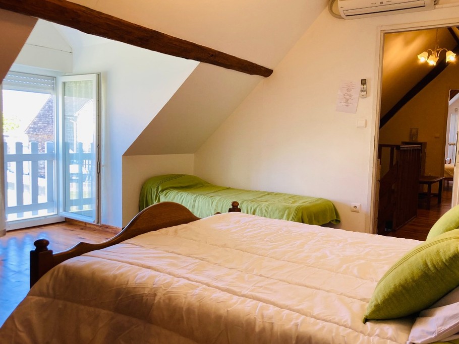 Etage - Chambre avec un lit double et un lit simple