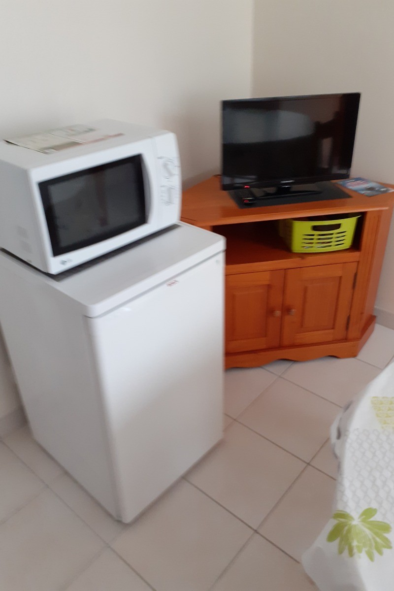 Cuisine aménagée et équipée avec frigo-congélateur, micro-ondes, four, lave-vaisselle, etc.