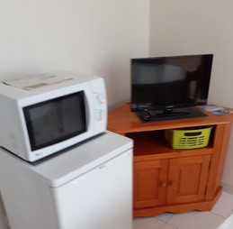 Cuisine aménagée et équipée avec frigo-congélateur, micro-ondes, four, lave-vaisselle, etc.