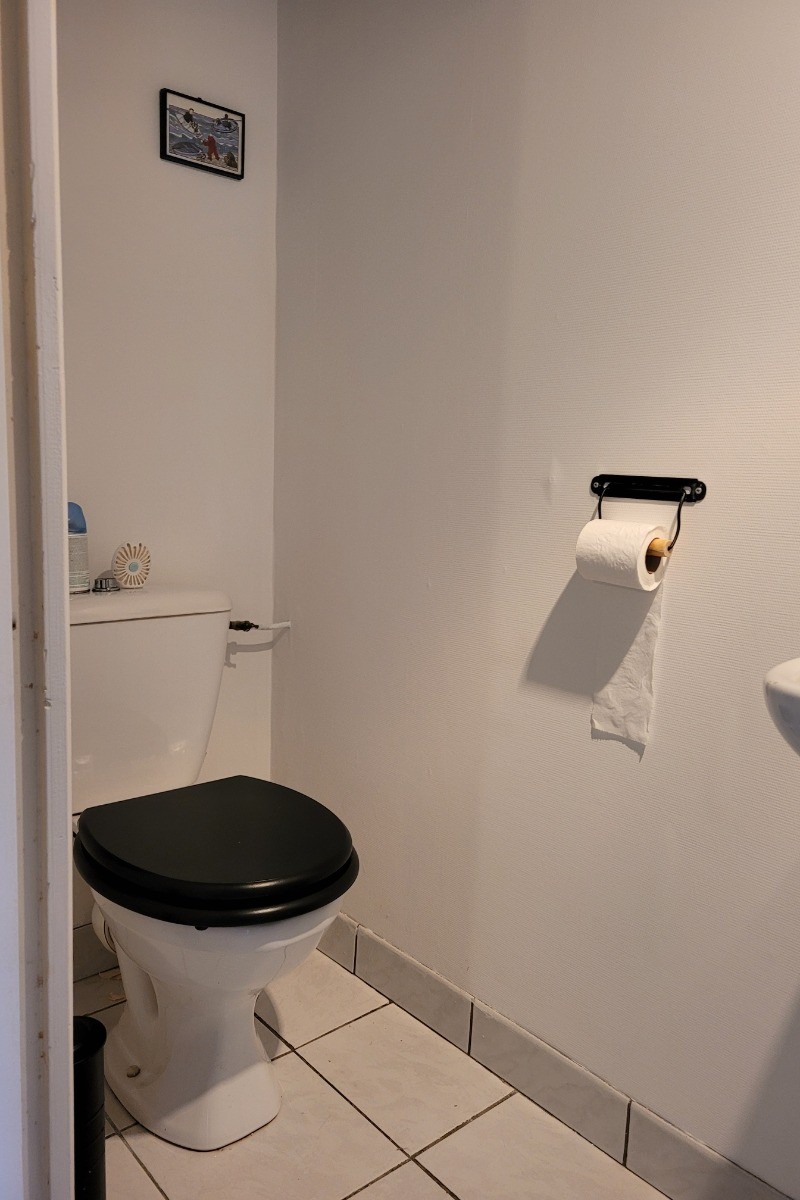 Clévacances, Petite maison de vacances de caractère, Paimpol, vous disposez aussi d'un WC indépendant au RDC