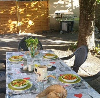 La table d'hôte avec les produits locaux et de saison