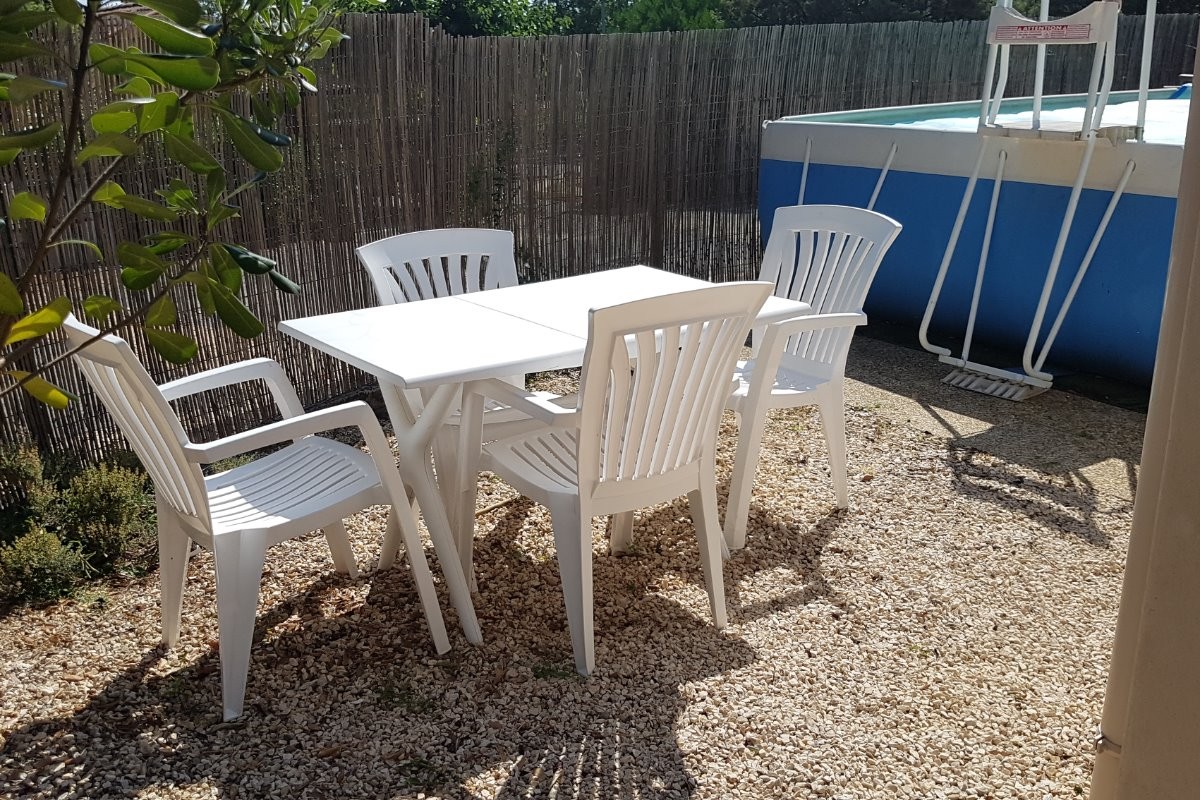 Espace détente devant la piscine