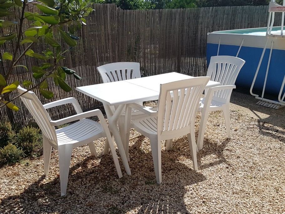 Espace détente devant la piscine