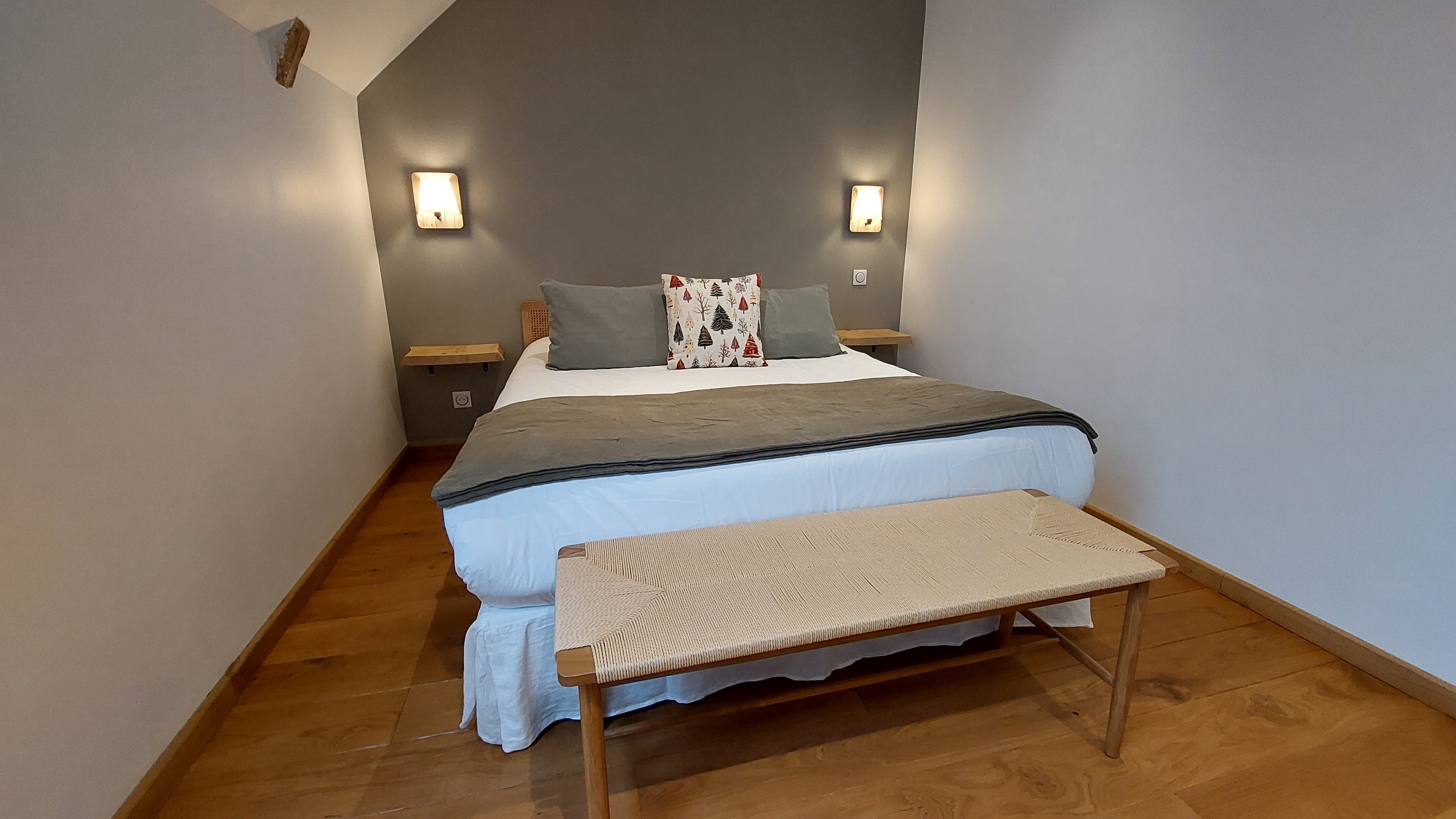 Bruyère room with double bed and natural wood ambiance in Marchastel