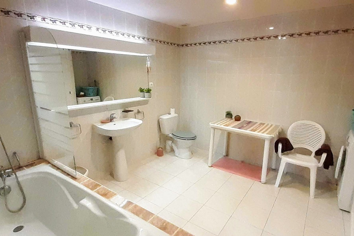 Gite Samaret - Lagardère - Gers - Vaste salle de bain (baignoire) avec dressing