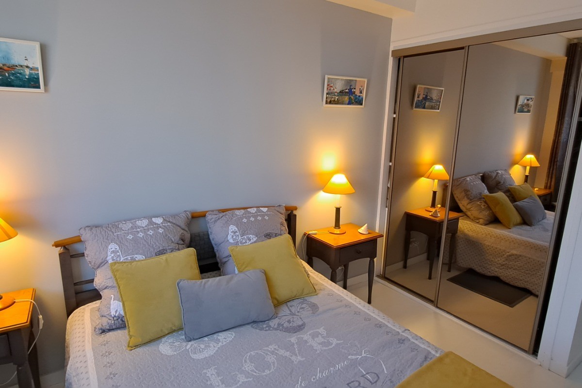 chambre avec un lit de 140