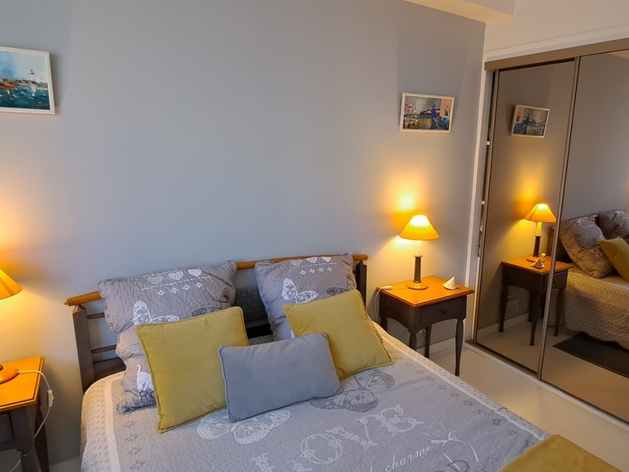 chambre avec un lit de 140