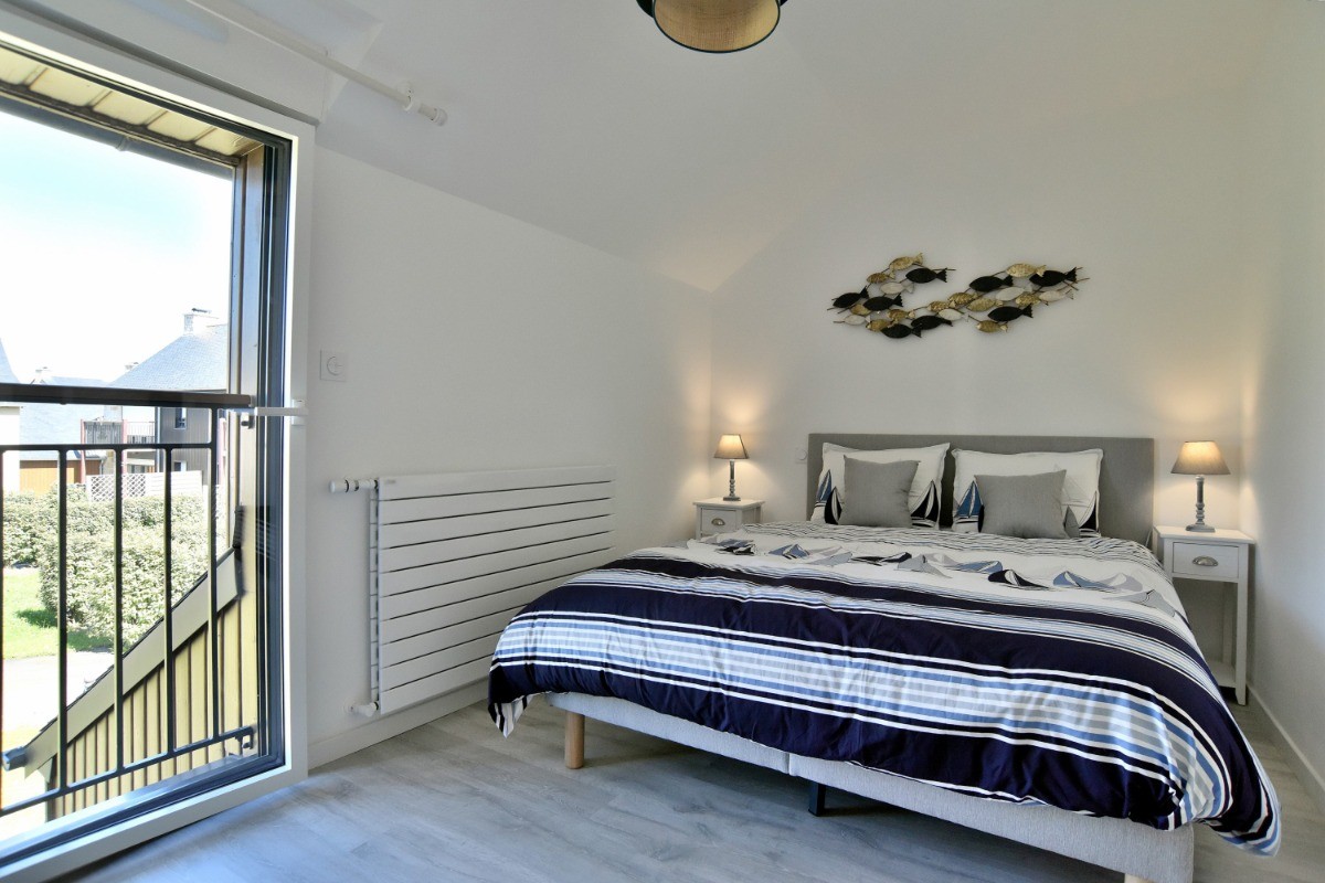 Chambre pour 2 personnes avec un lit queen size (160x200 cm) avec penderie et coin bureau (côté ruelle)