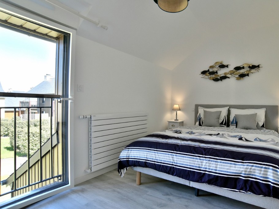 Chambre pour 2 personnes avec un lit queen size (160x200 cm) avec penderie et coin bureau (côté ruelle)