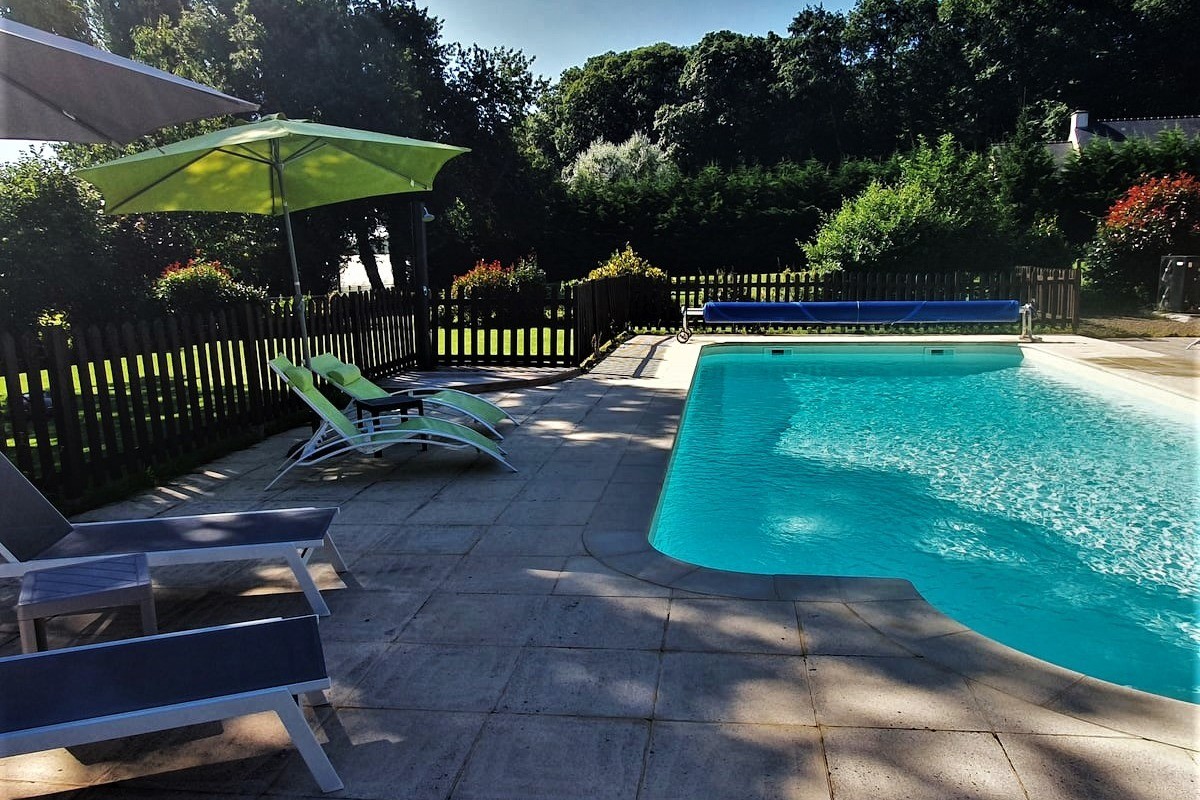 Piscine d'eau saline chauffée à 28°C (avril-oct)