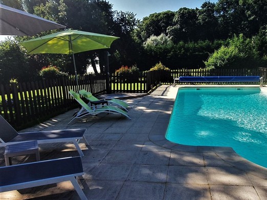 Piscine d'eau saline chauffée à 28°C (avril-oct)