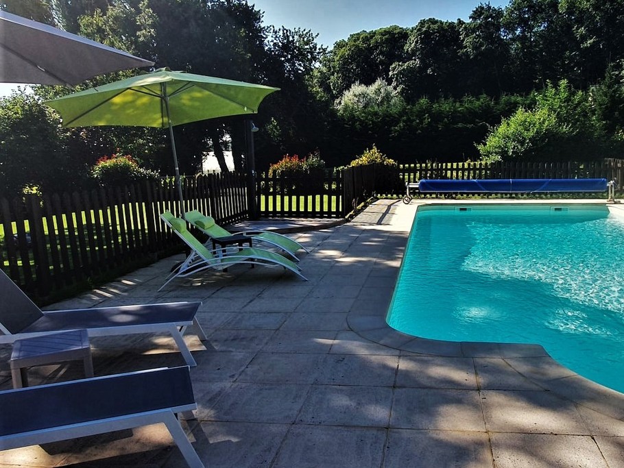 Piscine d'eau saline chauffée à 28°C (avril-oct)