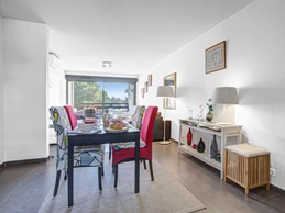 Entrée avec Tabourets et console + grand espace de vie