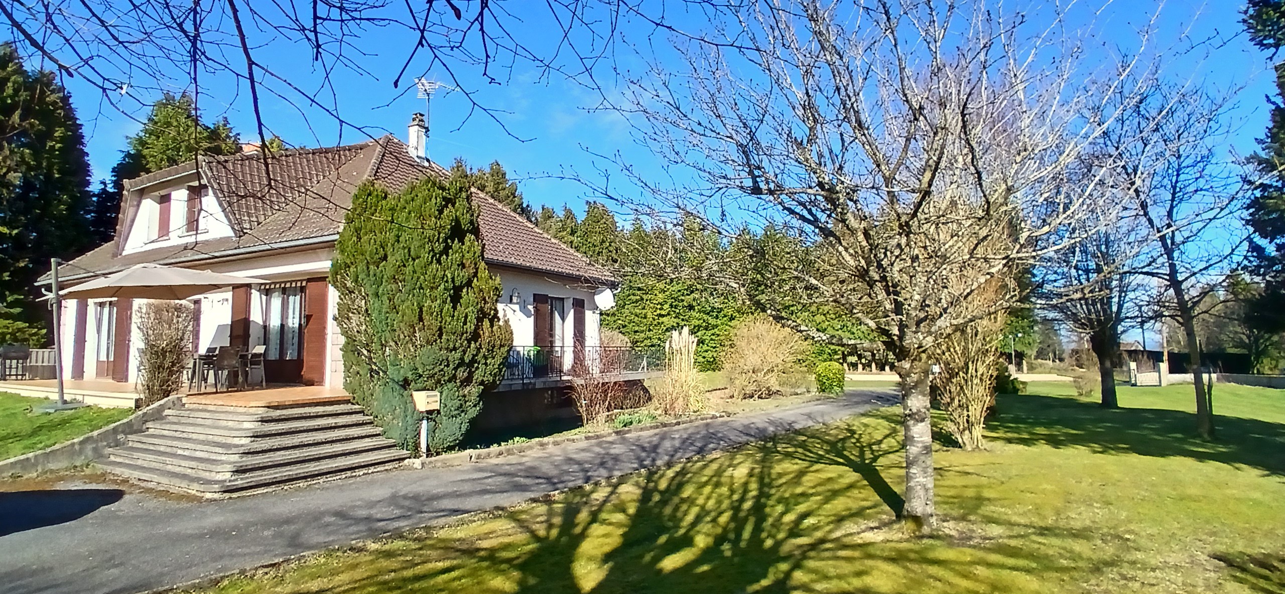 L'Hirondelle, Flayat, Creuse, Vue extérieure